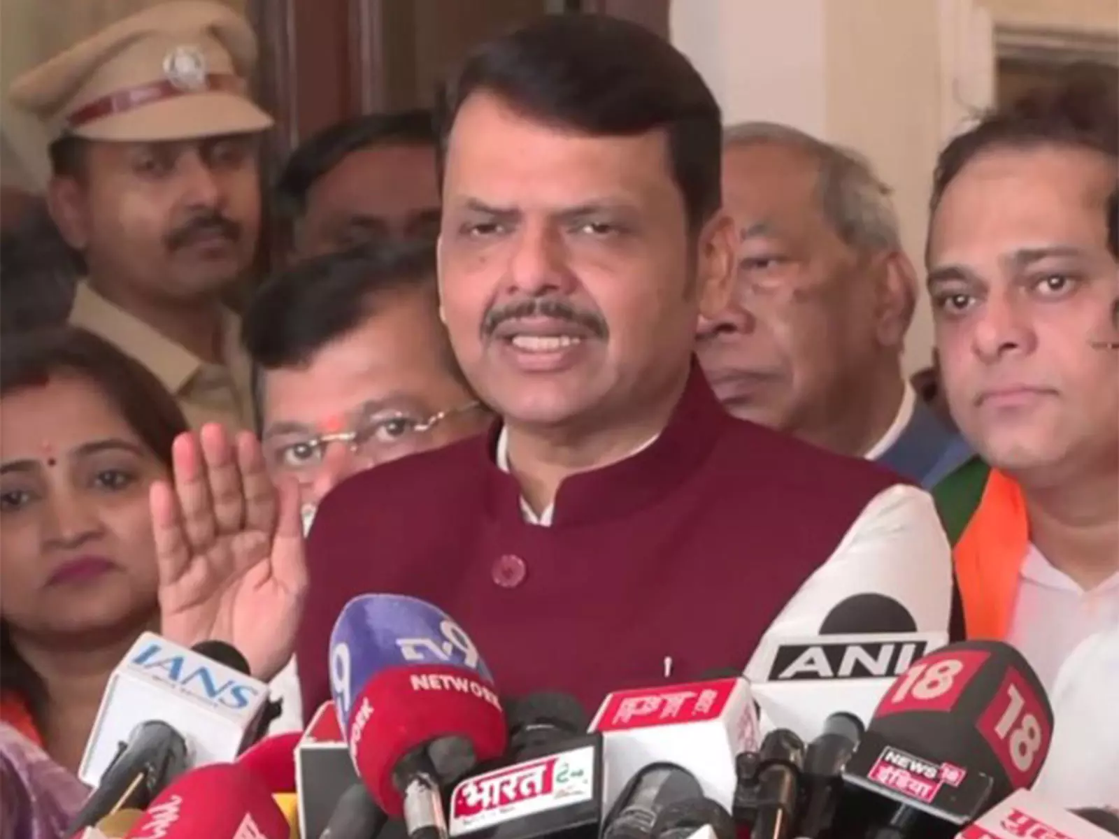 महाराष्ट्र के CM फड़नवीस ने नई मेयर रितु तावड़े, उप मेयर संजय घड़ी को बधाई दी महाराष्ट्र के CM फड़नवीस ने नई मेयर रितु तावड़े, उप मेयर संजय घड़ी को बधाई दी