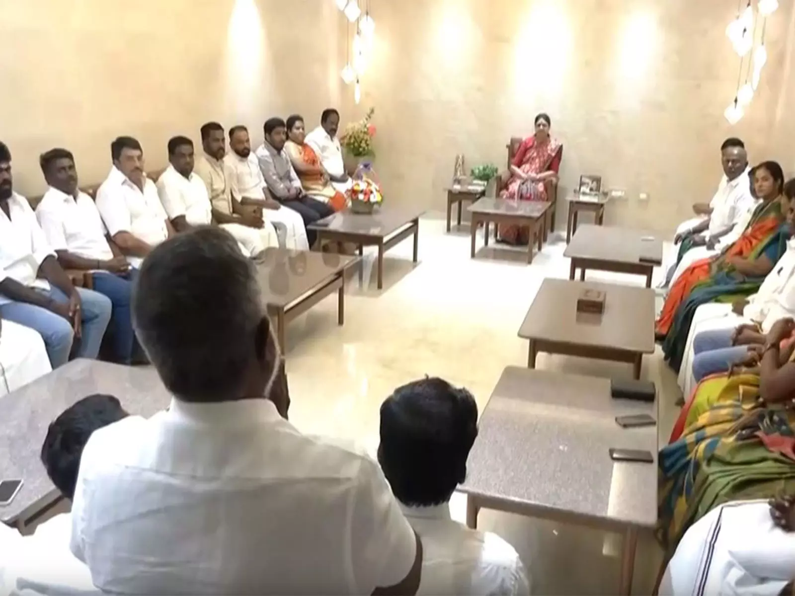 AIADMK से निष्कासित नेता शशिकला ने तमिलनाडु चुनावों के लिए अपने समर्थकों के साथ बैठक की AIADMK से निष्कासित नेता शशिकला ने तमिलनाडु चुनावों के लिए अपने समर्थकों के साथ बैठक की