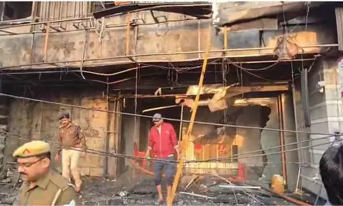Up News: उद्घाटन के दिन ही नवनिर्मित होटल में लगी आग , तीन झुलसे Up News: उद्घाटन के दिन ही नवनिर्मित होटल में लगी आग , तीन झुलसे