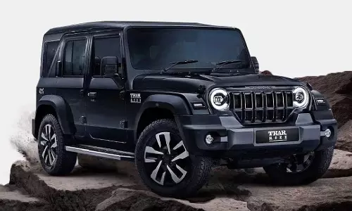 थार फिर चर्चा में है...कई गाड़ियों को टक्कर मारी