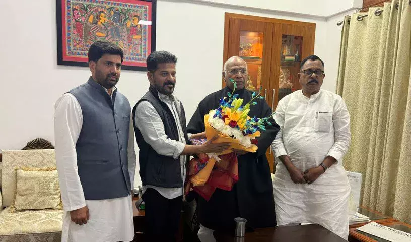 Telangana: रेवंत रेड्डी की खड़गे से मुलाकात से मंत्रियों में चर्चा तेज Telangana: रेवंत रेड्डी की खड़गे से मुलाकात से मंत्रियों में चर्चा तेज