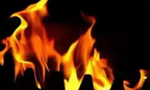 Bihar : चाय की दुकान में लगी आग,दुकानदार झुलसा Bihar : चाय की दुकान में लगी आग,दुकानदार झुलसा