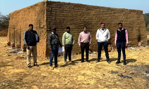 अवैध ईंट भट्ठे पर प्रशासन की कार्यवाही, ट्रैक्टर भी जब्त अवैध ईंट भट्ठे पर प्रशासन की कार्यवाही, ट्रैक्टर भी जब्त
