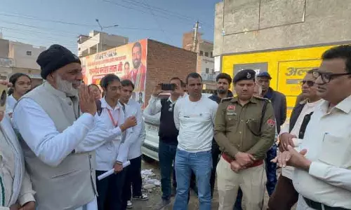 Hisar नर्सिंग कॉलेज के छात्रों ने हांसी में MLA के घर पर विरोध प्रदर्शन किया