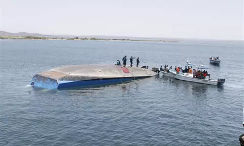नाव पलटने से 15 लोगों की मौत, 4 लोग अभी लापता नाव पलटने से 15 लोगों की मौत, 4 लोग अभी लापता