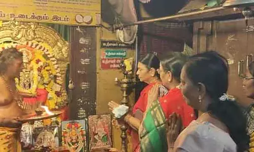 Tamil Nadu : मेलमलायनूर अंगलम्मन मंदिर में दुर्गा स्टालिन की पूजा Tamil Nadu : मेलमलायनूर अंगलम्मन मंदिर में दुर्गा स्टालिन की पूजा