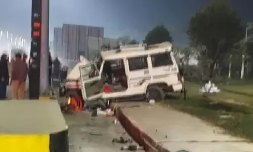 Gorakhpur: टोल प्लाजा के पास पलटी बोलेरो, दो युवकों की मौत, चार घायल