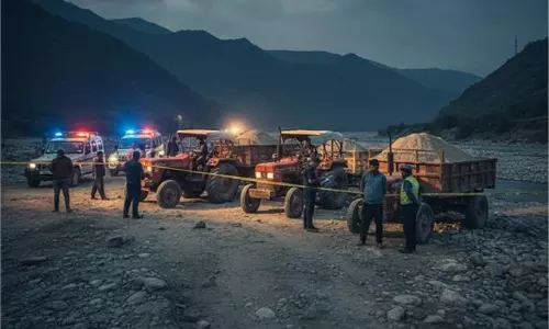 Jammu-Kashmir: पुलिस ने अवैध खनन पर कार्रवाई करते हुए  जब्त कीं 3 ट्रैक्टर ट्रॉलियां