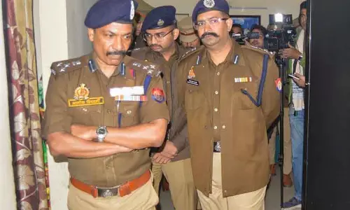 Ghaziabad बहनों की मौत: पुलिस ने पिता द्वारा बेचा गया फोन बरामद किया Ghaziabad बहनों की मौत: पुलिस ने पिता द्वारा बेचा गया फोन बरामद किया