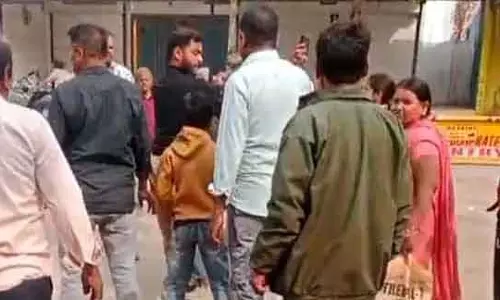 Indore : 22 साल की महिला ने पुलिस चौकी के बाहर ज़हर खाया Indore : 22 साल की महिला ने पुलिस चौकी के बाहर ज़हर खाया