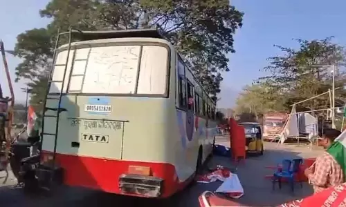 Bharat Bandh : ओडिशा के रायगढ़ में पुलिस की गाड़ी का ब्रेक फेल होने से प्रदर्शनकारी बाल-बाल बचे Bharat Bandh : ओडिशा के रायगढ़ में पुलिस की गाड़ी का ब्रेक फेल होने से प्रदर्शनकारी बाल-बाल बचे