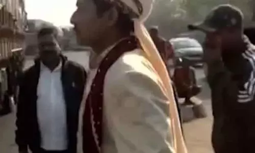 Odisha : भारत बंद के दौरान भुवनेश्वर में ट्रैफिक जाम में फंसा दूल्हा Odisha : भारत बंद के दौरान भुवनेश्वर में ट्रैफिक जाम में फंसा दूल्हा