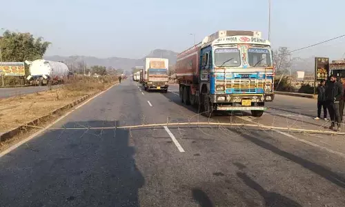 Odisha में भारत बंद का असर: सेंट्रल ट्रेड यूनियनों की हड़ताल से आम जनजीवन प्रभावित Odisha में भारत बंद का असर: सेंट्रल ट्रेड यूनियनों की हड़ताल से आम जनजीवन प्रभावित