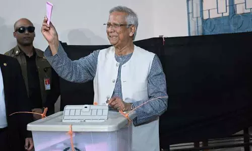 Bangladesh के अंतरिम मुख्य सलाहकार मुहम्मद यूनुस ने ऐतिहासिक चुनाव में वोट डाला Bangladesh के अंतरिम मुख्य सलाहकार मुहम्मद यूनुस ने ऐतिहासिक चुनाव में वोट डाला