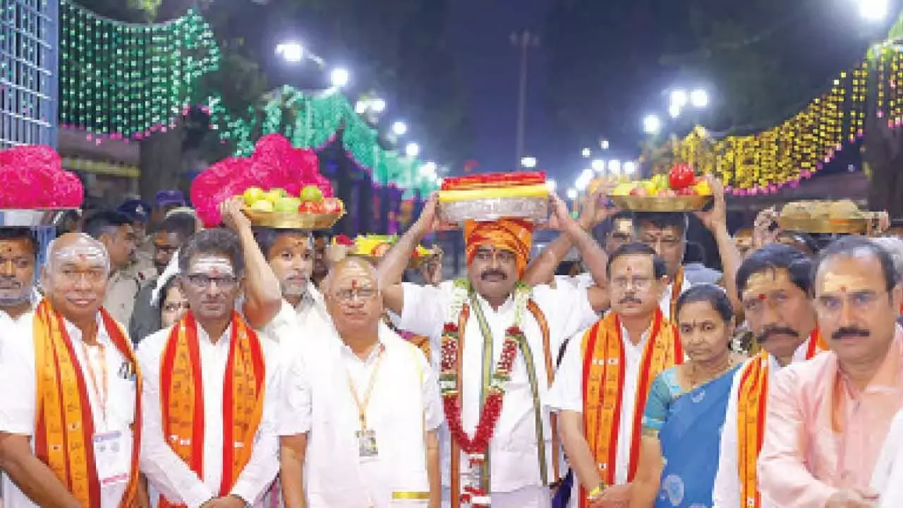 Andhra: महाशिवरात्रि ब्रह्मोत्सव के लिए श्रीशैलम में रेशमी वस्त्र भेंट किए गए Andhra: महाशिवरात्रि ब्रह्मोत्सव के लिए श्रीशैलम में रेशमी वस्त्र भेंट किए गए