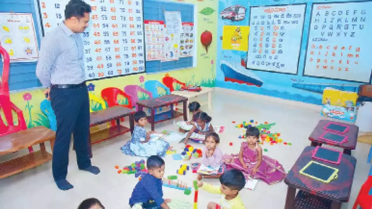 Andhra: कलेक्टर ने आंगनवाड़ी केंद्र का औचक निरीक्षण किया Andhra: कलेक्टर ने आंगनवाड़ी केंद्र का औचक निरीक्षण किया