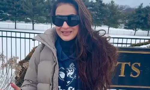 Ameesha Patel ने ग्रेजुएशन के बाद पहली बार अल्मा मेटर का दौरा किया Ameesha Patel ने ग्रेजुएशन के बाद पहली बार अल्मा मेटर का दौरा किया