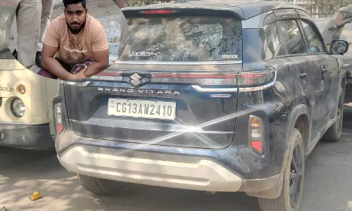 कार सवार युवतियों से फिल्मी स्टाइल में छेड़खानी, मनचला गिरफ्तार