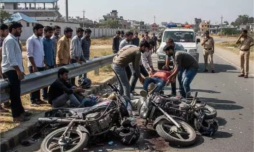 Poonch: 2 वाहनों की  जोरदार टक्कर,   2 लोग   घायल