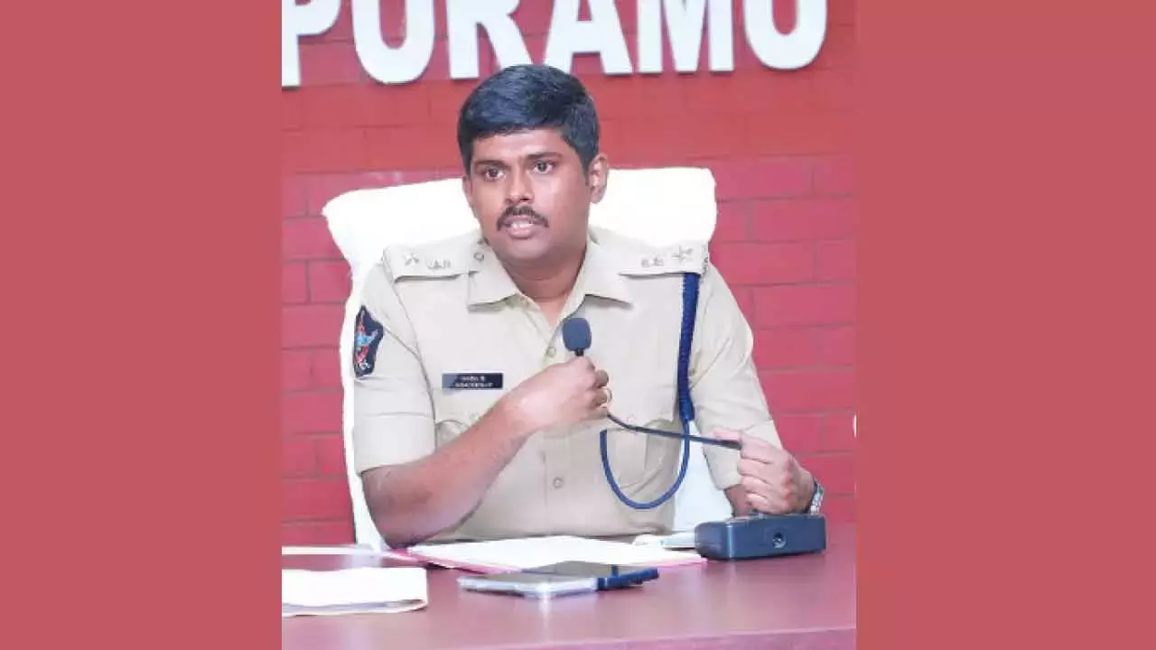 Andhra: एसपी ने लंबित मामलों के शीघ्र निपटारे का निर्देश दिया Andhra: एसपी ने लंबित मामलों के शीघ्र निपटारे का निर्देश दिया