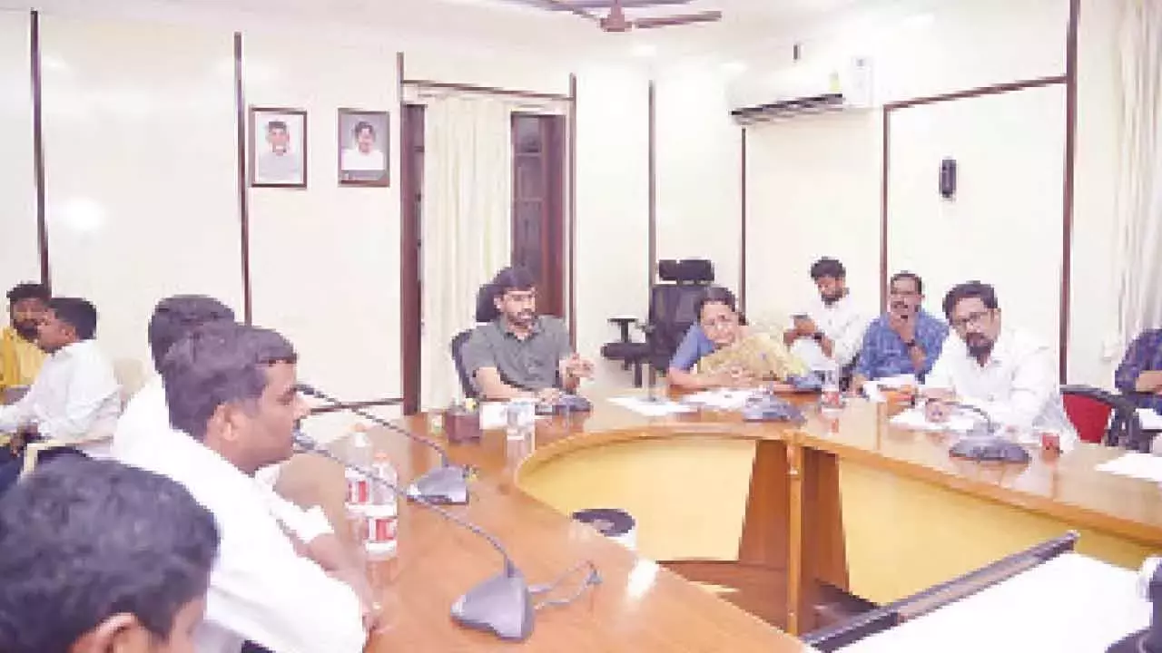 Collector ने ताड़ीपटरी से रेल द्वारा केले के निर्यात के लिए समर्थन का आश्वासन दिया Collector ने ताड़ीपटरी से रेल द्वारा केले के निर्यात के लिए समर्थन का आश्वासन दिया