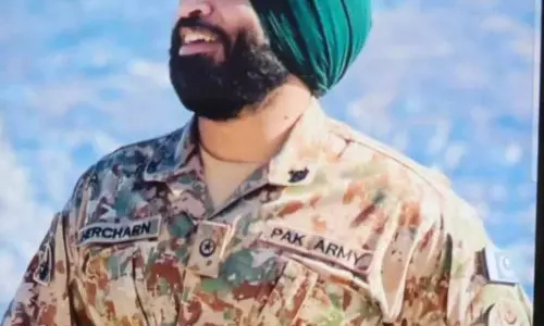 Punjab: पाकिस्तानी सेना में पहले सिख अब लेफ्टिनेंट कर्नल Punjab: पाकिस्तानी सेना में पहले सिख अब लेफ्टिनेंट कर्नल