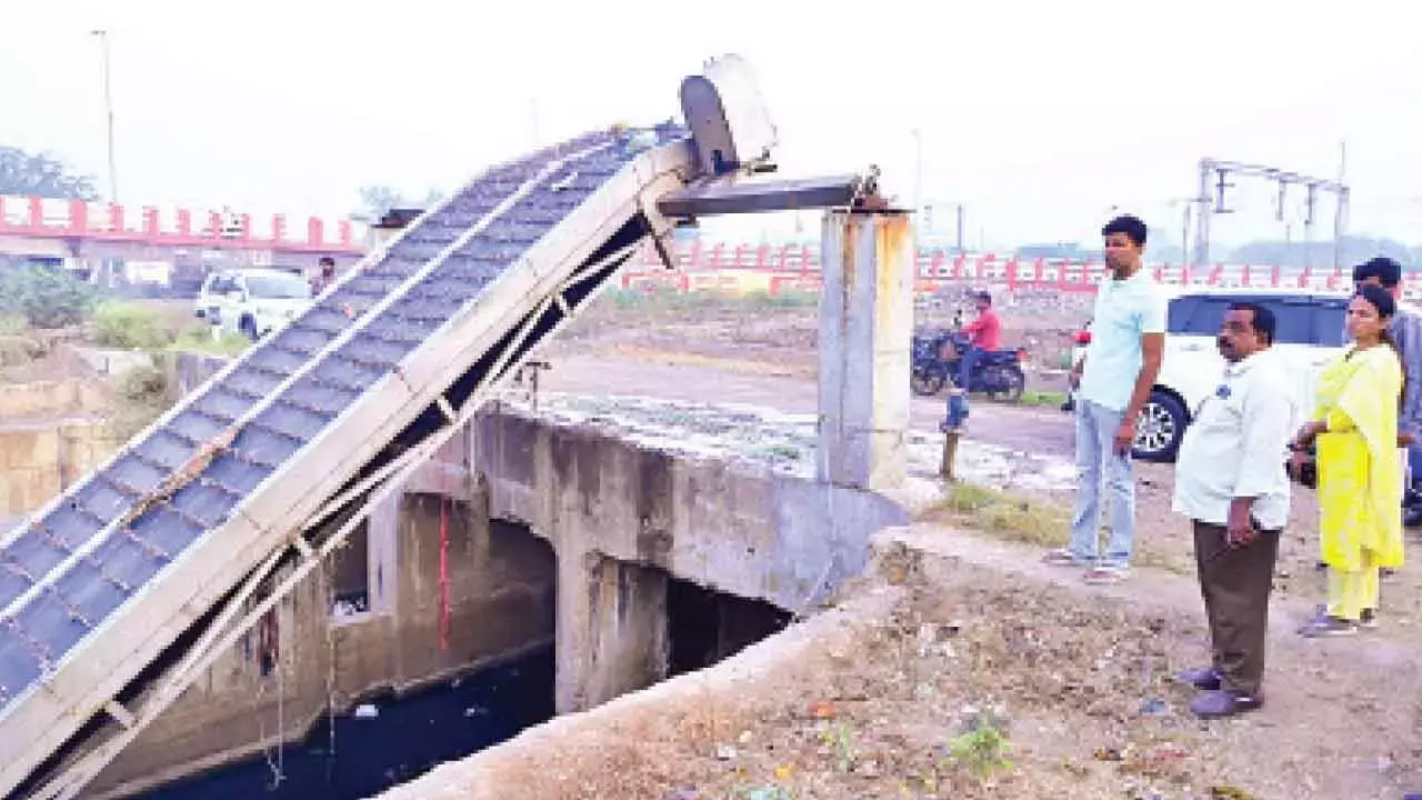 Vijayawada: सिविक चीफ ने बिना रुकावट गाद निकालने पर ज़ोर दिया