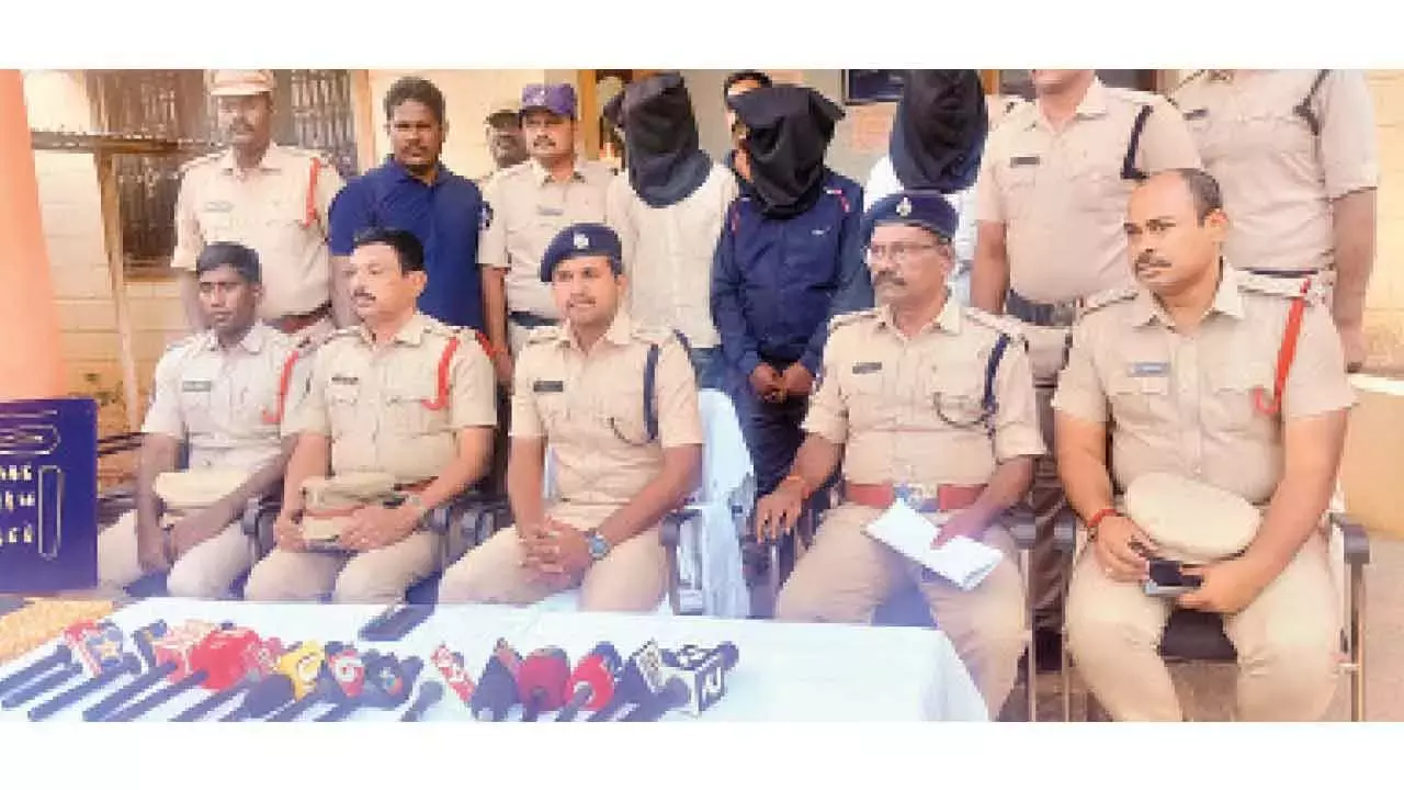 Andhra: चोरी के 36 मामलों में नौ लोग गिरफ्तार; 40 तोला सोना बरामद Andhra: चोरी के 36 मामलों में नौ लोग गिरफ्तार; 40 तोला सोना बरामद