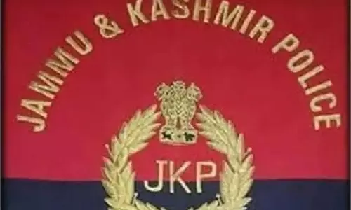 Jammu Kashmir: हथियार और ड्रग्स के साथ वांटेड कुख्यात अपराधी गिरफ्तार Jammu Kashmir: हथियार और ड्रग्स के साथ वांटेड कुख्यात अपराधी गिरफ्तार