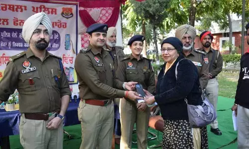 Police ने 56 लाख रुपये कीमत के 250 खोए और चोरी हुए मोबाइल फोन बरामद किए
