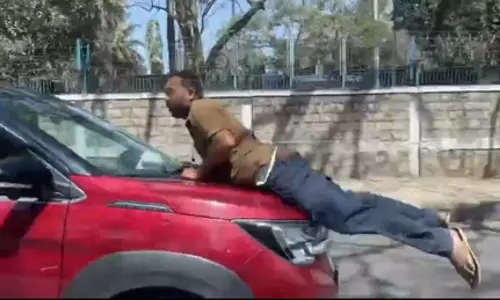 रोड रेज मामला: बोनट पर लटके युवक को लेकर दौड़ाई SUV, ड्राइवर पर हत्या के प्रयास का केस दर्ज रोड रेज मामला: बोनट पर लटके युवक को लेकर दौड़ाई SUV, ड्राइवर पर हत्या के प्रयास का केस दर्ज