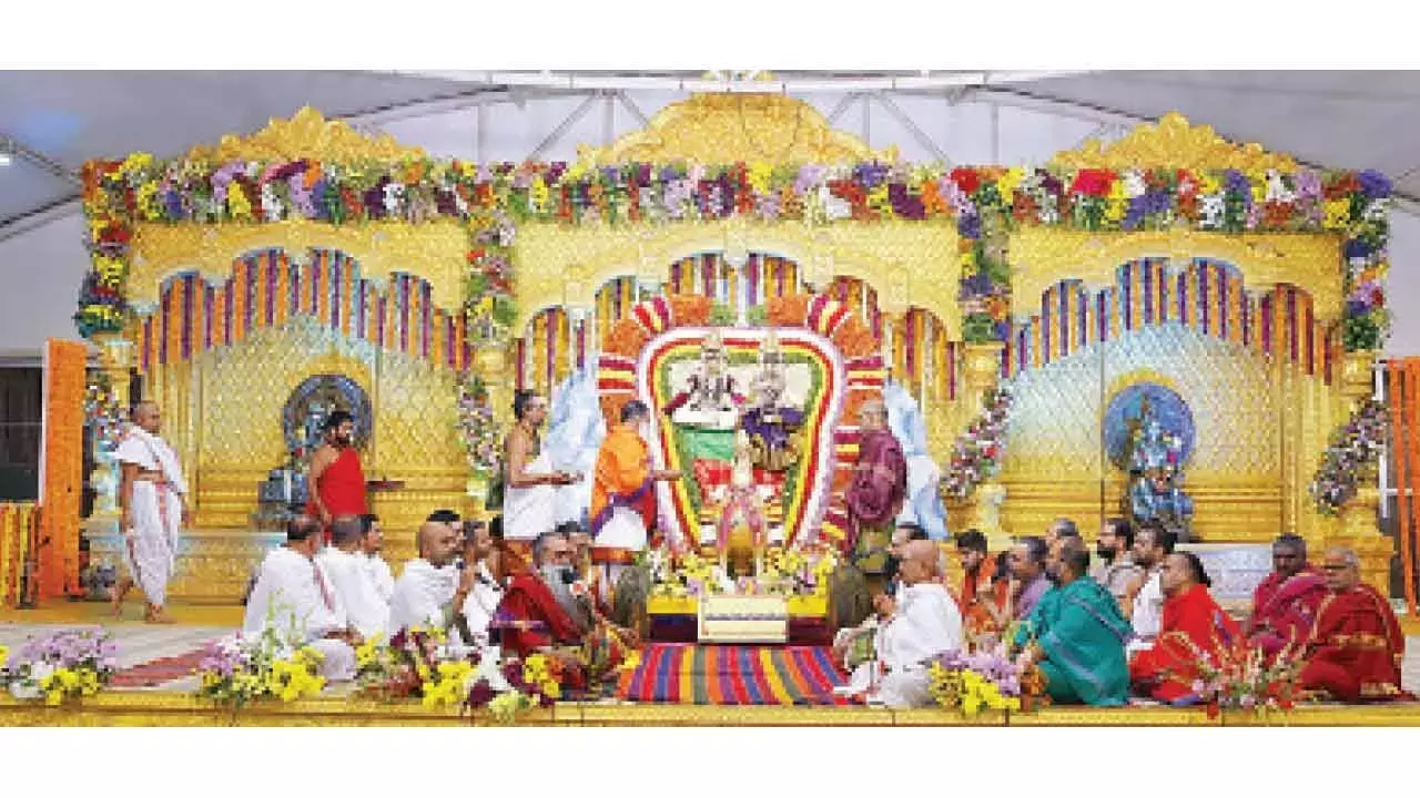 Andhra: मयूर वाहन सेवा महा शिवरात्रि ब्रह्मोत्सव के चौथे दिन को चिह्नित करती है Andhra: मयूर वाहन सेवा महा शिवरात्रि ब्रह्मोत्सव के चौथे दिन को चिह्नित करती है
