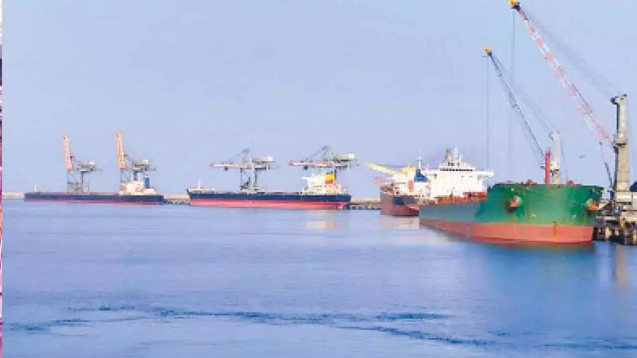 Andhra: अडानी पोर्ट ने 554 कार्गो जहाजों को हैंडल करके नया रिकॉर्ड बनाया Andhra: अडानी पोर्ट ने 554 कार्गो जहाजों को हैंडल करके नया रिकॉर्ड बनाया