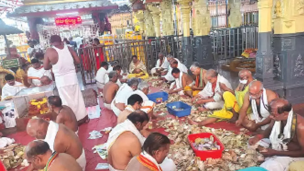 Andhra: श्री कनक महालक्ष्मी मंदिर हुंडी से 30.10 लाख रुपये का दान मिला