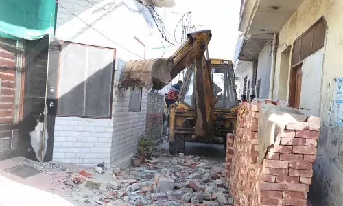 Jalandhar village में ड्रग तस्कर के अवैध निर्माण पर बुलडोजर चलाया गया