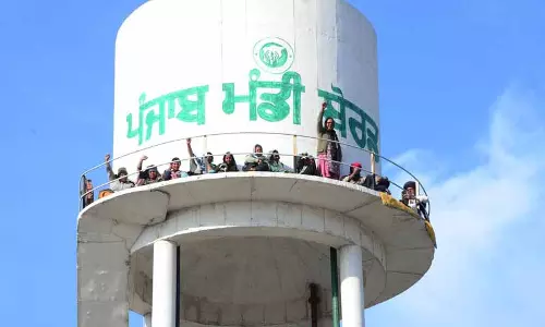 आश्वासन के बाद Latifpura के प्रदर्शनकारी पानी की टंकी से नीचे उतरे आश्वासन के बाद Latifpura के प्रदर्शनकारी पानी की टंकी से नीचे उतरे