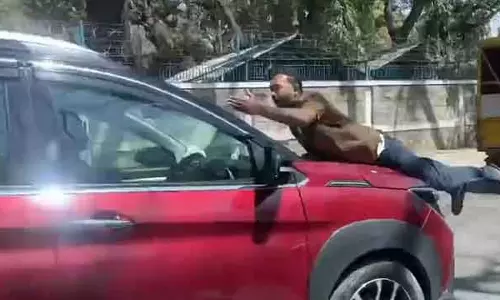 Bengaluru में एक और रोड रेज: बोनट पर बैठे आदमी ने कार खींची, ड्राइवर गिरफ्तार
