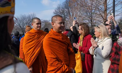 Washington में बौद्ध भिक्षुओं ने 2,300 मील की शांति यात्रा समाप्त की