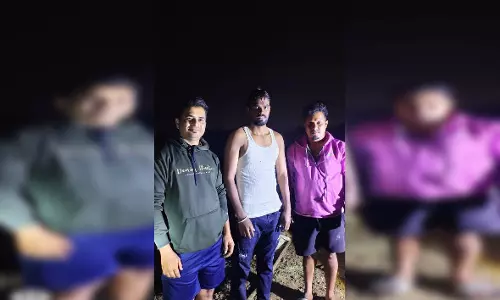 चलती ट्रेन से नदी में गिरा युवक, स्थानीय लोगों ने बचाई जान चलती ट्रेन से नदी में गिरा युवक, स्थानीय लोगों ने बचाई जान