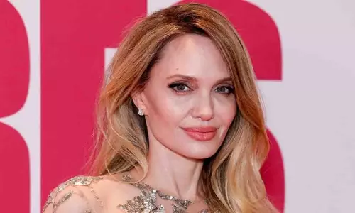 Angelina Jolie ने नुकसान के बाद मास्टेक्टॉमी के निशानों को गले लगाया Angelina Jolie ने नुकसान के बाद मास्टेक्टॉमी के निशानों को गले लगाया