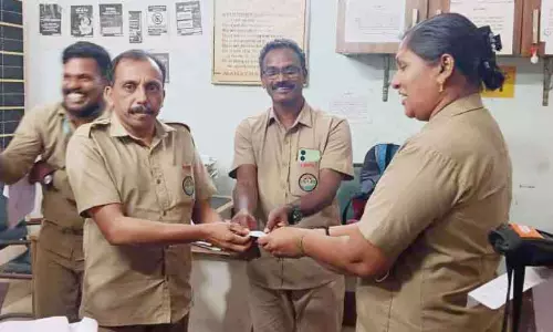 महिला कंडक्टर की ईमानदारी; बस में खोया हुआ Gold का हार वापस मिला महिला कंडक्टर की ईमानदारी; बस में खोया हुआ Gold का हार वापस मिला