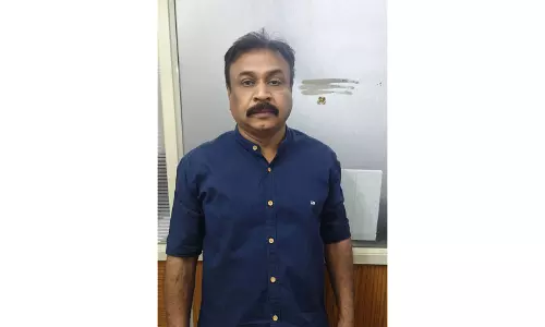 Bengaluru: कार से टक्कर के बाद ऑटो-रिक्शा चालक को कार के बोनट पर घसीटा गया