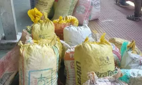 Kesinga बेर तस्करों ने रेलवे की चुप्पी के बीच जमकर लूटपाट की Kesinga बेर तस्करों ने रेलवे की चुप्पी के बीच जमकर लूटपाट की