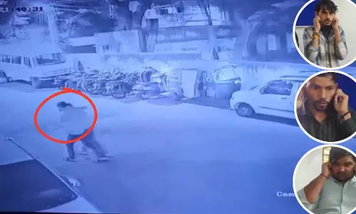 Indore : हनुमान मंदिर की दीवार पर पेशाब करने के आरोप में 3 लोग गिरफ्तार, बाद में मांगी माफी Indore : हनुमान मंदिर की दीवार पर पेशाब करने के आरोप में 3 लोग गिरफ्तार, बाद में मांगी माफी