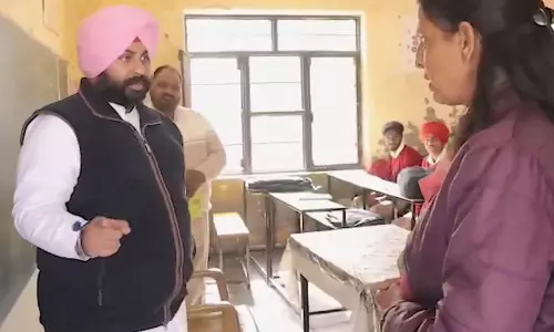 Punjab के शिक्षा मंत्री ने अचानक दौरे के दौरान स्कूल की खराब हालत देखकर तत्काल कार्रवाई के आदेश दिए Punjab के शिक्षा मंत्री ने अचानक दौरे के दौरान स्कूल की खराब हालत देखकर तत्काल कार्रवाई के आदेश दिए