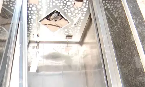 Mumbai के बायकुला में चौथी मंजिल से लिफ्ट गिरने से पांच लोग घायल Mumbai के बायकुला में चौथी मंजिल से लिफ्ट गिरने से पांच लोग घायल