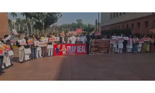 विपक्षी सांसदों ने संसद के मकर द्वार के बाहर भारत-US अंतरिम व्यापार समझौते का विरोध किया विपक्षी सांसदों ने संसद के मकर द्वार के बाहर भारत-US अंतरिम व्यापार समझौते का विरोध किया