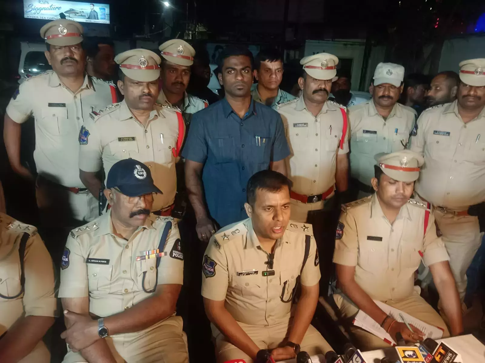 Hyderabad पुलिस ने पुराने शहर में घेराबंदी और तलाशी अभियान चलाया Hyderabad पुलिस ने पुराने शहर में घेराबंदी और तलाशी अभियान चलाया