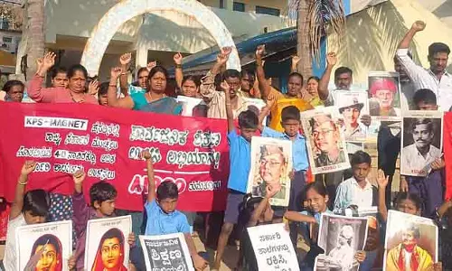 Karnataka : अगालाकोट के गांववालों ने सरकारी स्कूल बंद होने का विरोध किया
