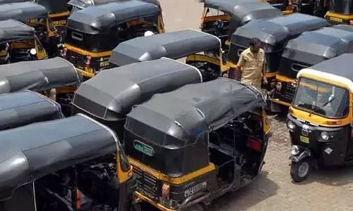 Thane : किराए के विवाद में ऑटोरिक्शा ड्राइवर ने महिला को सड़क पर धक्का दिया Thane : किराए के विवाद में ऑटोरिक्शा ड्राइवर ने महिला को सड़क पर धक्का दिया